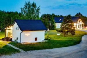 Domek spa z widokiem na dworek i zielony teren rekreacyjny