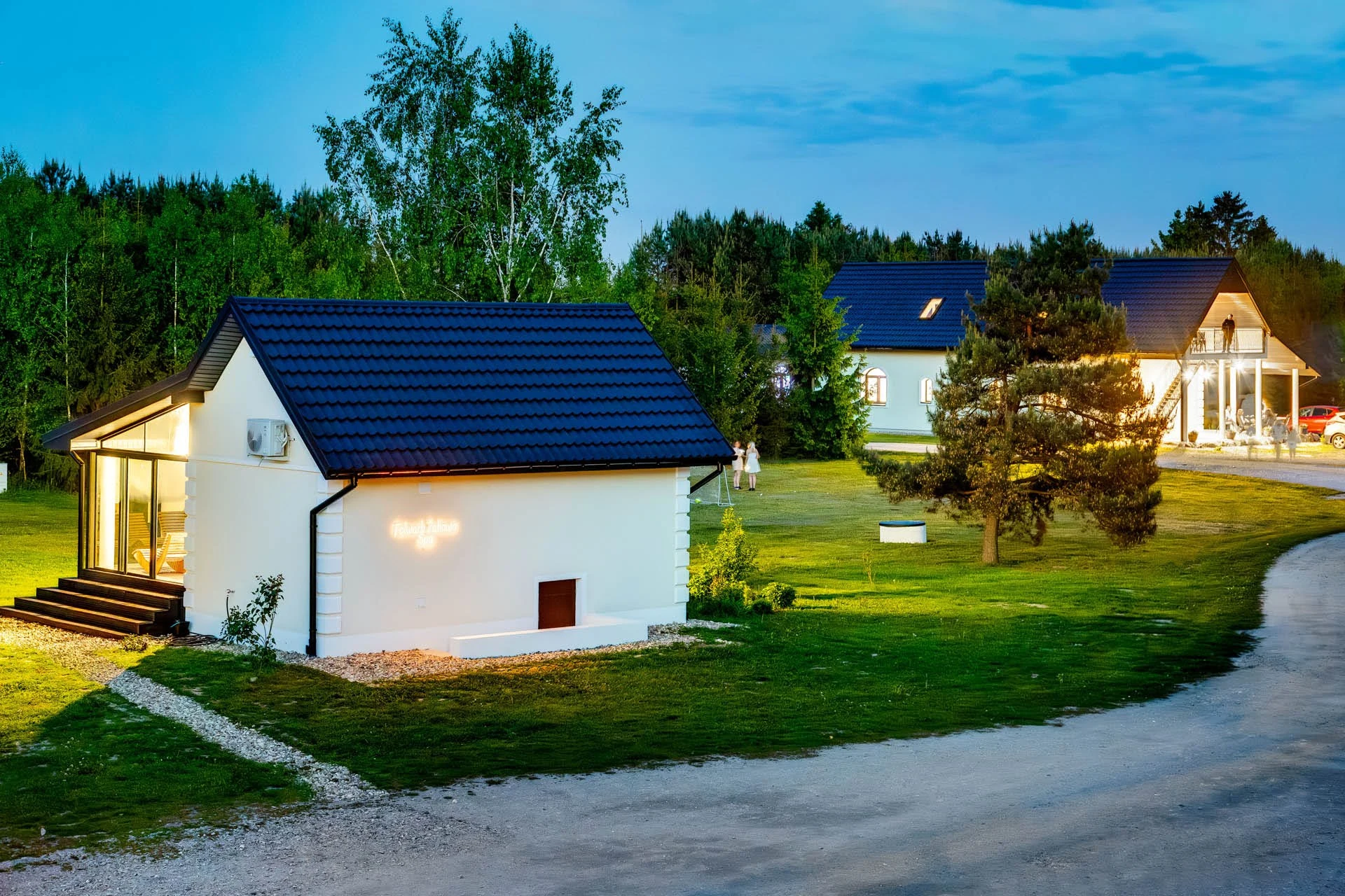 Domek spa z widokiem na dworek i zielony teren rekreacyjny