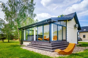 Przeszklony domek spa z leżakami i jacuzzi w ciągu dnia