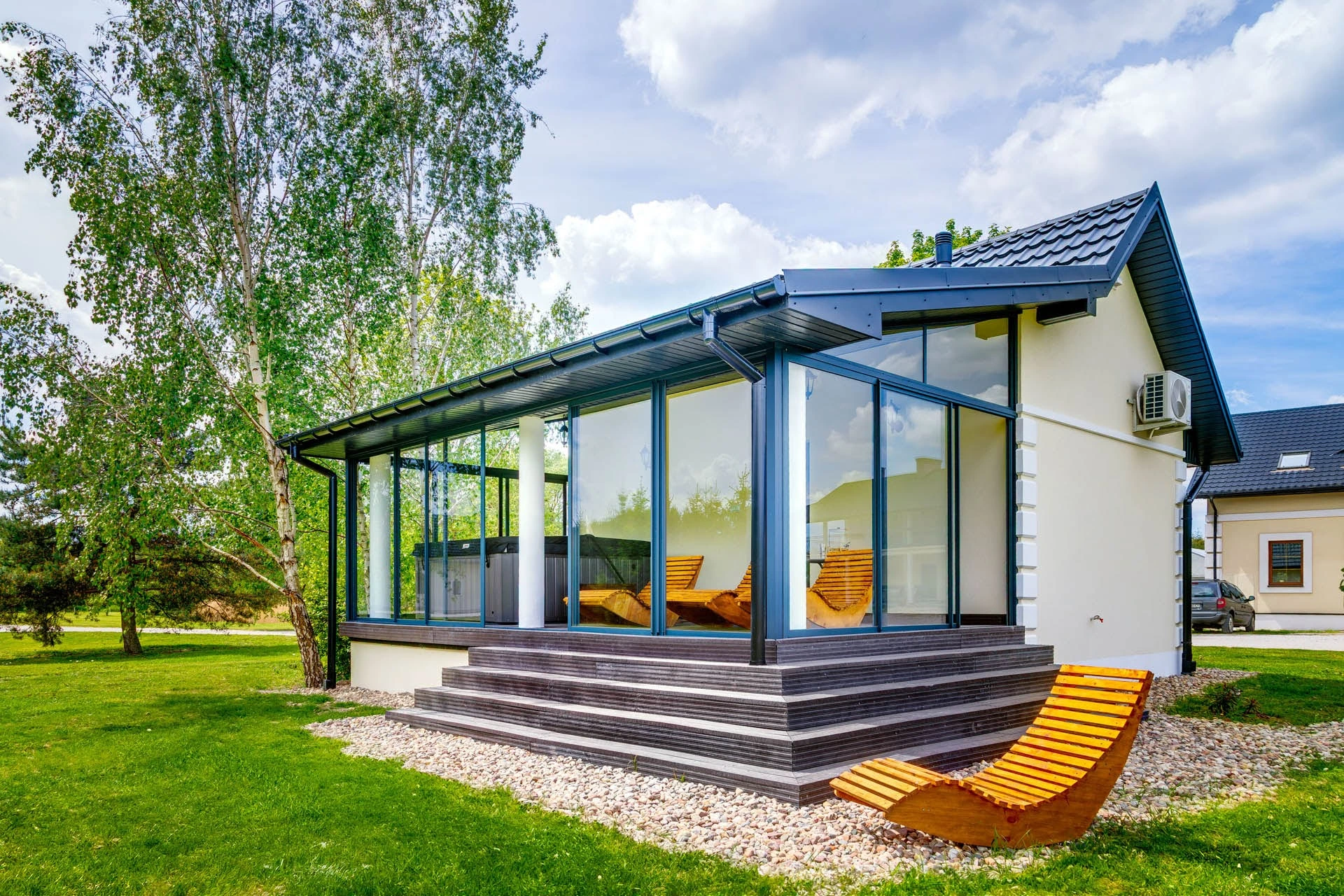 Przeszklony domek spa z leżakami i jacuzzi w ciągu dnia