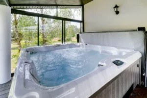 Jacuzzi z dyszami i podświetleniem LED w zabudowanej strefie spa