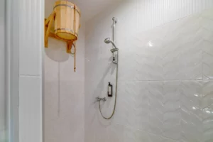 Prysznic i wiadro z zimną wodą w strefie spa