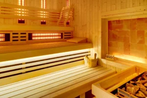 Wnętrze sauny infrared z drewnianymi ławkami i podświetleniem