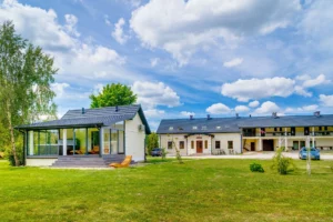 Widok boczny na domek spa z widocznym budynkiem głównym w tle