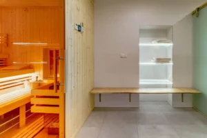 Wnętrze spa z sauną infrared i półkami z białymi ręcznikami