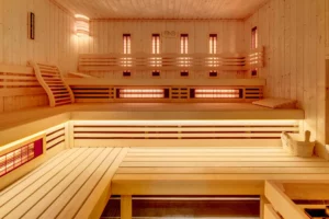 Panoramiczny widok na przestronną saunę infrared z trzema poziomami siedzisk