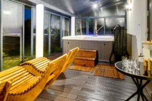 Wnętrze mini spa z leżakami, jacuzzi i stołem z wodą