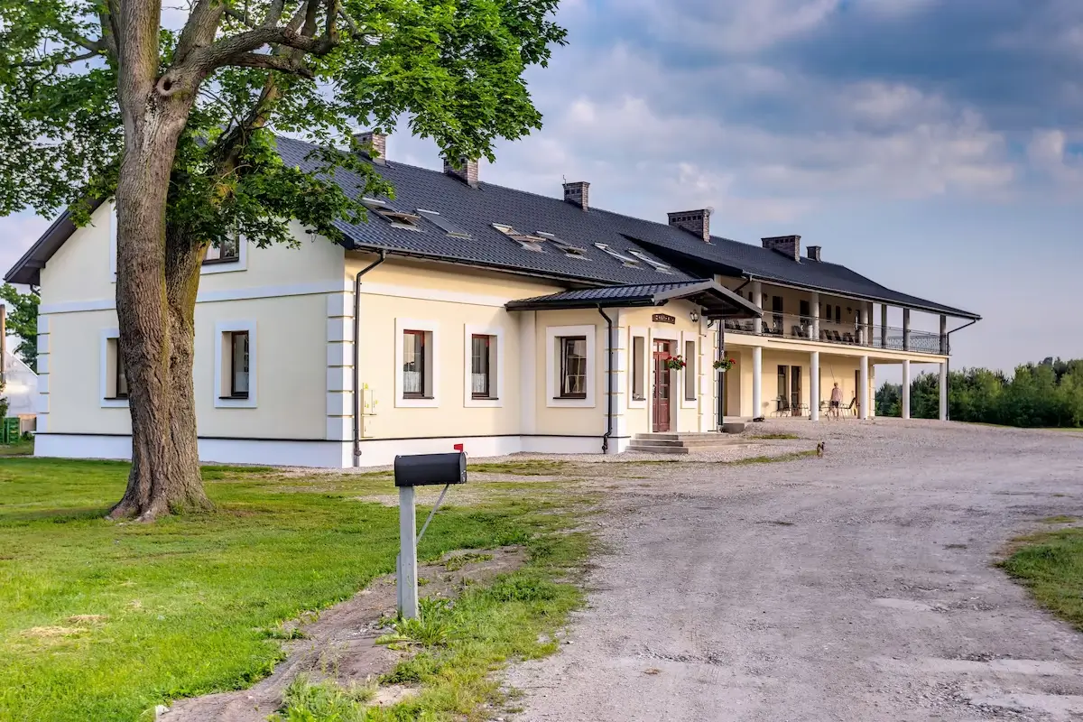 Zielony teren i zabudowania Folwarku Żabowo