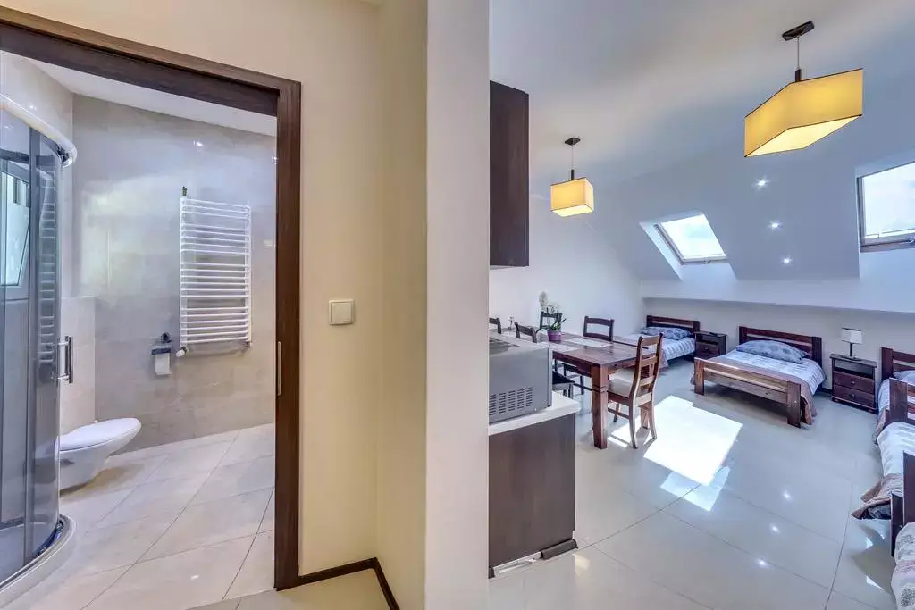 Wnętrze apartamentu z łazienką i pojedynczymi łóżkami