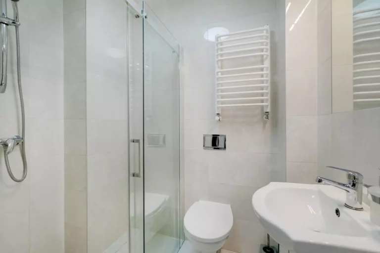 Łazienka w apartamencie Folwarku Żabowo