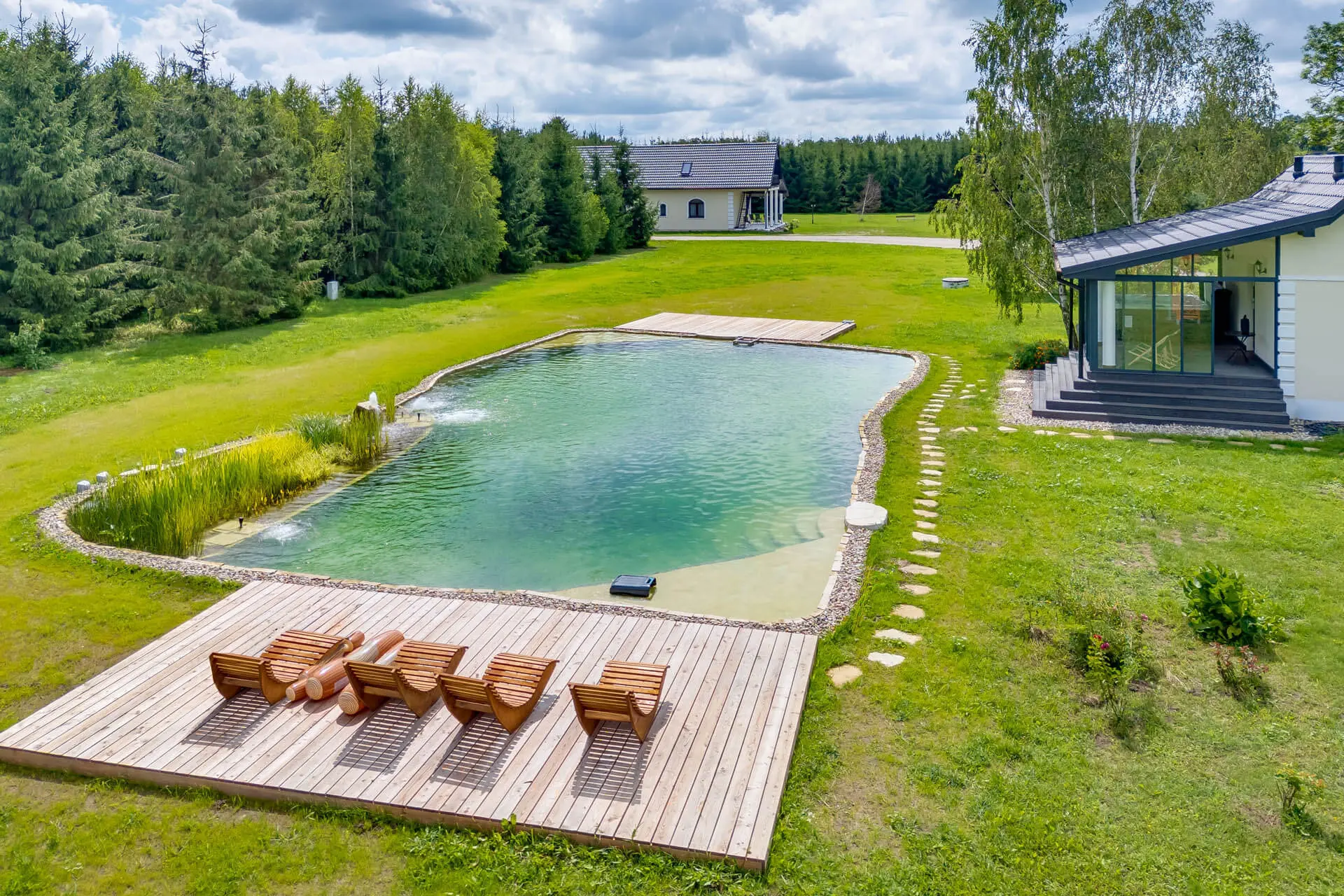 Staw kąpielowy przy Mini SPA w Folwarku Żabowo