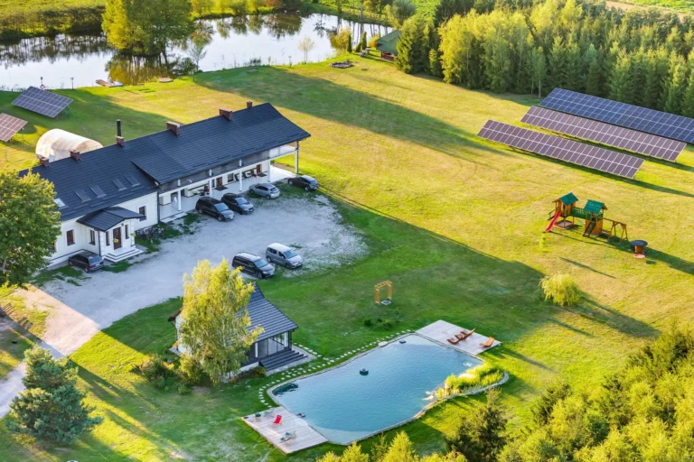 Widok z lotu ptaka na Folwark Żabowo, staw kąpielowy, plac zabaw i budynek noclegowy